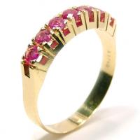 Meia Aliana de Rubis em ouro 18k